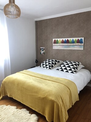 3 habitaciones, tabla de planchar con plancha y cuna de viaje 