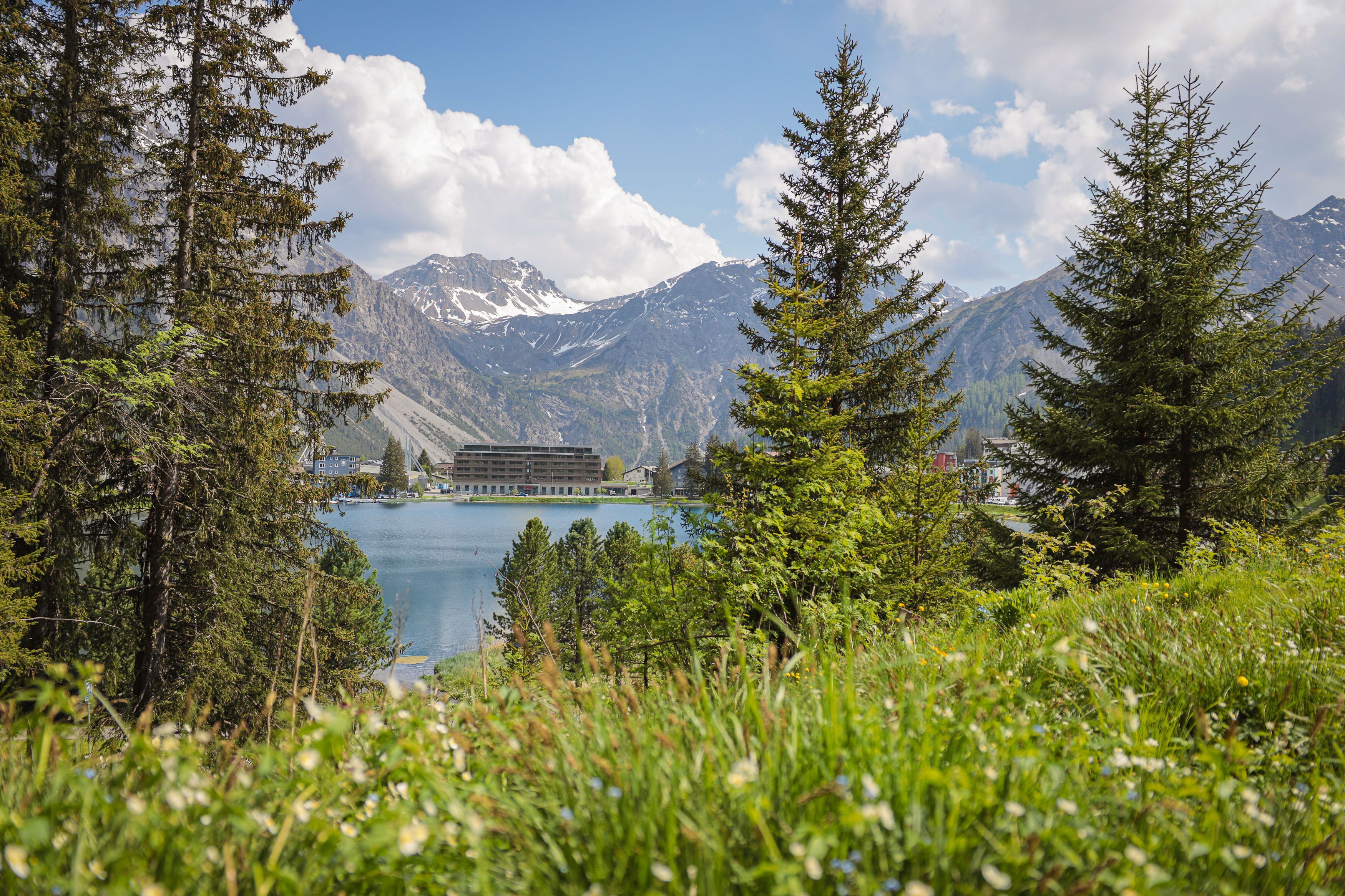 Ein Hotel mit Seeblick und Bergblick.