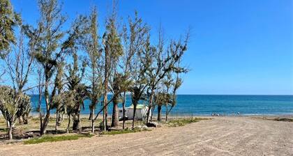 Casa La Ola - Idyllic Seaside Retreat, La Lajita