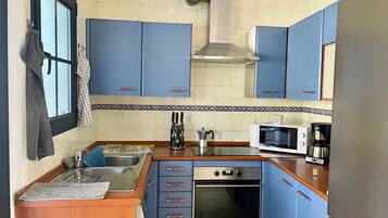 Een koelkast, een magnetron, een oven, een kookplaat