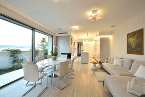 Smart TV, lareira, aparelho de som