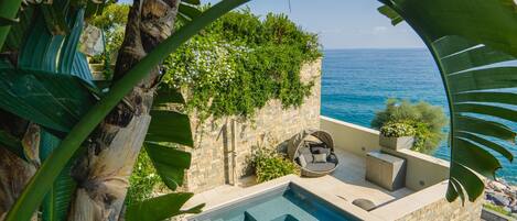 Een buitenzwembad, een verwarmd zwembad