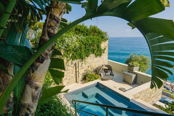 Utendørsbasseng og et oppvarmet basseng