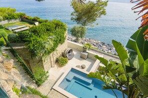 Utendørsbasseng og et oppvarmet basseng