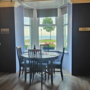 Dining - Mourne Mountain Art Apartments (Newcastle)