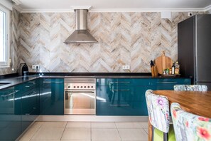 Fridge, microwave, oven, dishwasher - Casa Verde 4P guesthouse with private heated pool (Mutxamel, Bonalba)