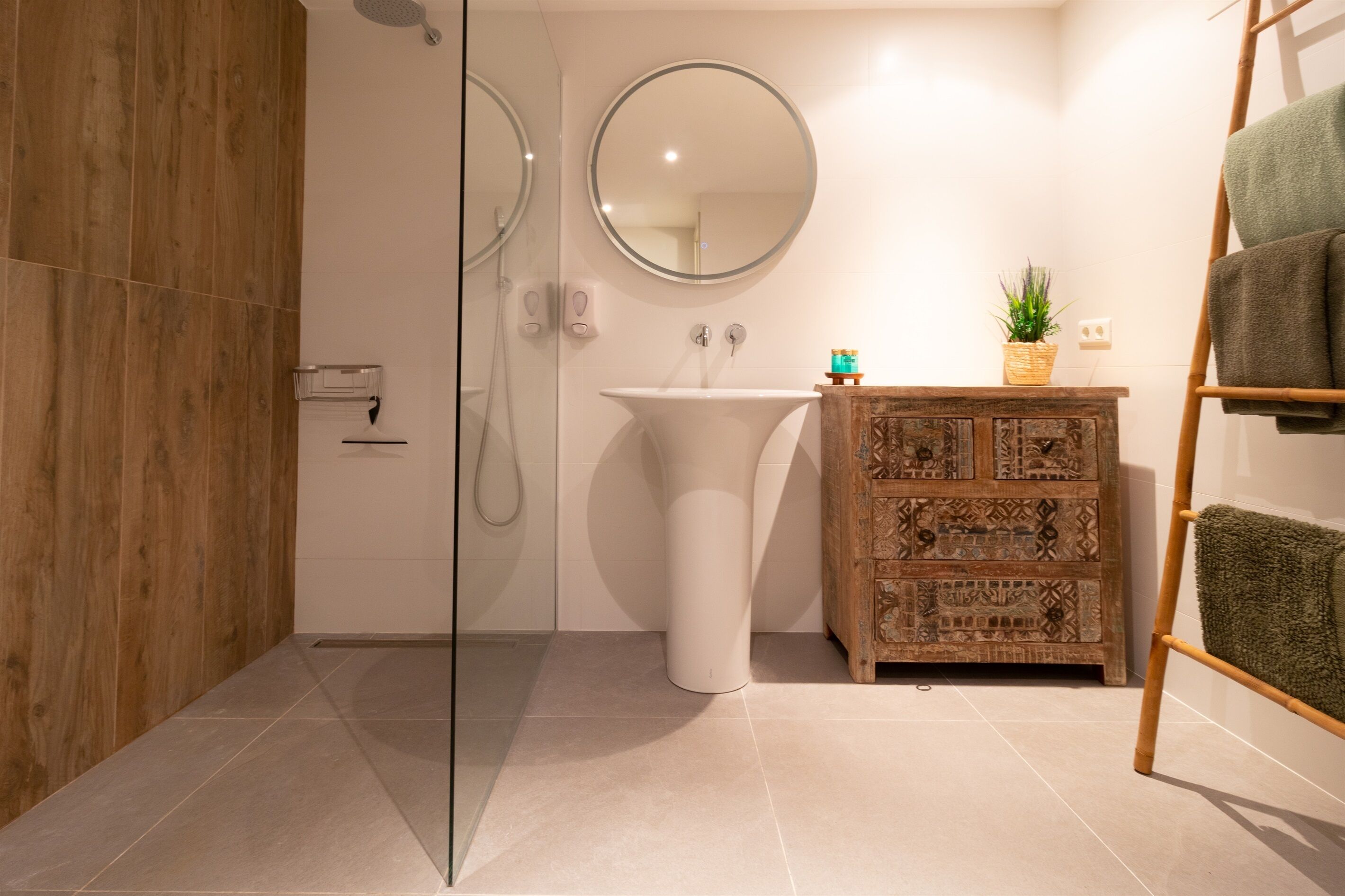 Bathtub, hair dryer, bidet, towels
