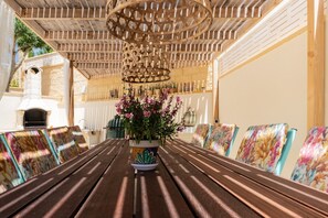 Outdoor dining - Casa Verde 4P guesthouse with private heated pool (Mutxamel, Bonalba)