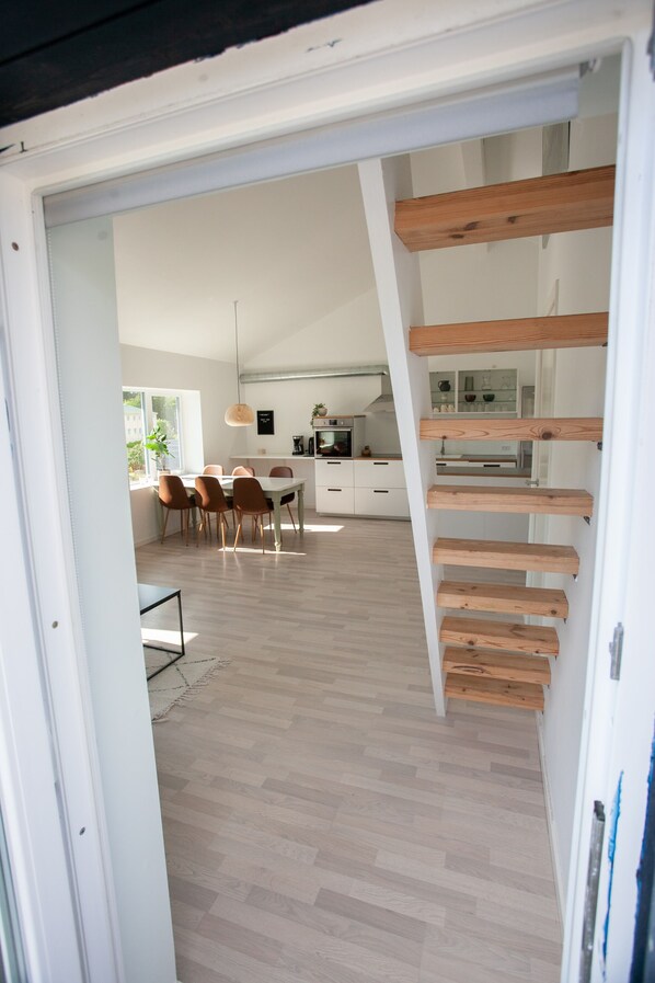 Departamento ejecutivo | Área de sala de estar | Smart TV de 50 pulgadas con canales digitales y televisión