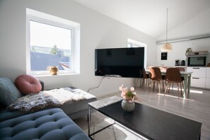 Executive-Apartment | Wohnbereich | 50-Zoll-Smart-TV mit Digitalempfang, Fernseher, Fußbodenheizung