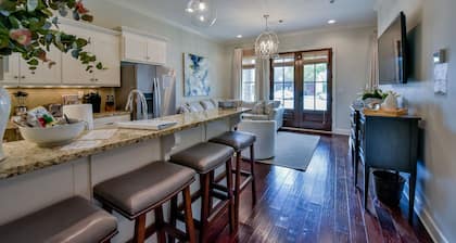 Bama Getaway - Walk to Downtown & Campus! Luxurious and cozy furnishings!