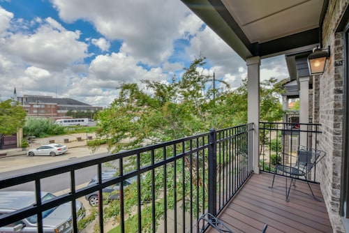 Bama Getaway - Walk to Downtown & Campus!  Luxurious and cozy furnishings!