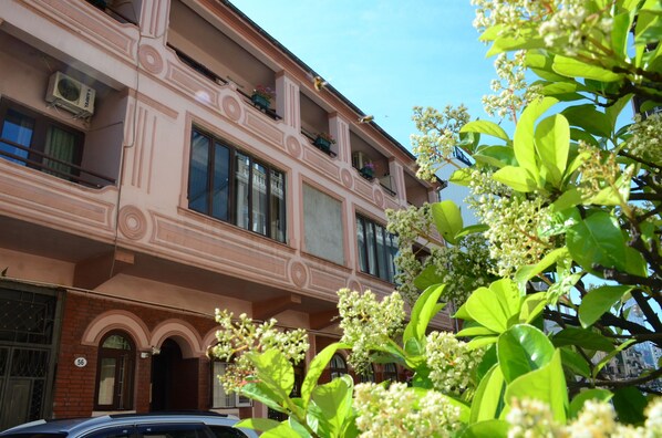 Vista frontal de la propiedad