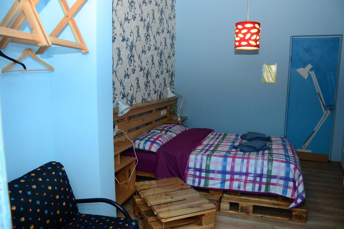 Habitación doble de diseñador | Tabla de planchar con plancha, wifi gratis y ropa de cama