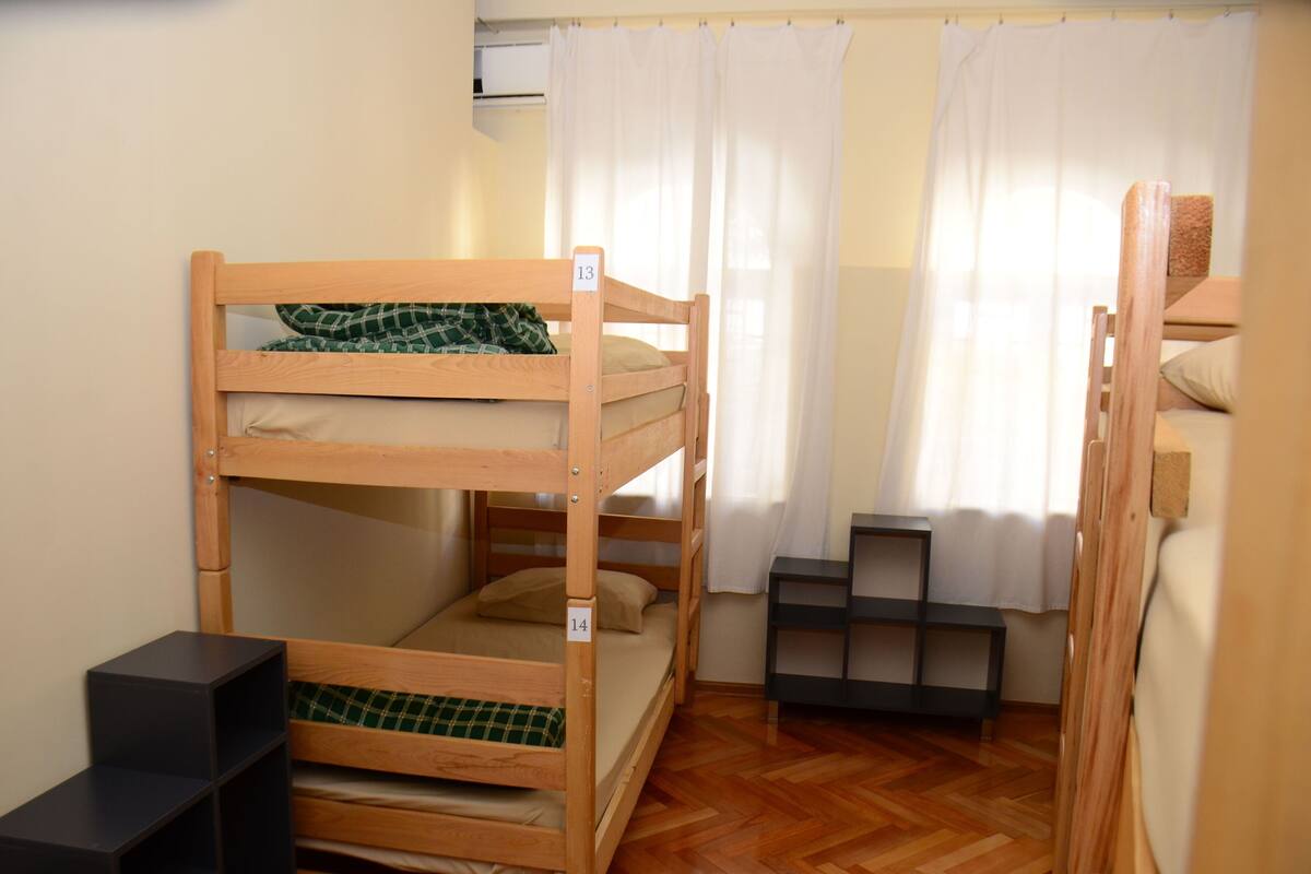 Tabla de planchar con plancha, wifi gratis y ropa de cama