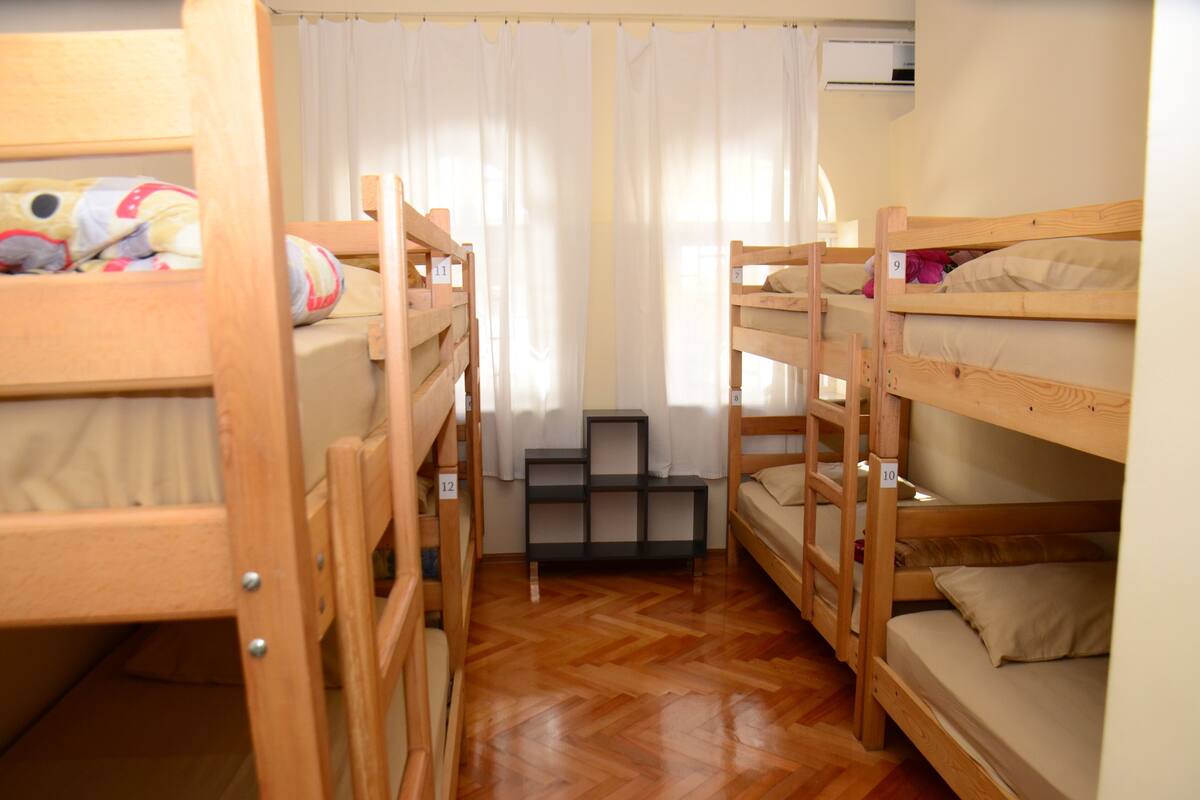 Dormitorio compartido, solo para hombres | Tabla de planchar con plancha, wifi gratis y ropa de cama