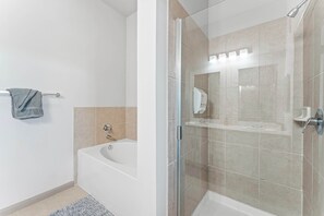 Chuveiro, secador de cabelo, toalhas de banho, shampoo