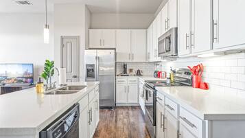 Refrigerador, microondas, horno, placa de cocina