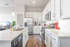 Køleskab, mikrobølgeovn, ovn, kogeplade