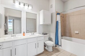 Een douche, een haardroger, handdoeken