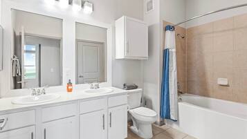 Ducha, secador de pelo, toallas