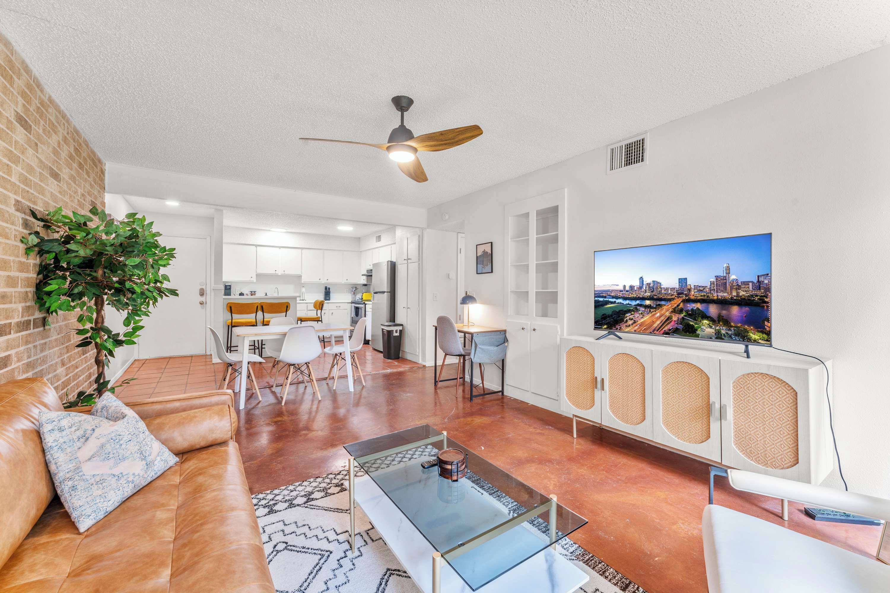 Televisión y oficina 