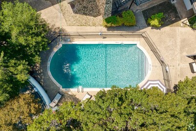 Prime SoCo airy 2BR king suite w/ pool, parking