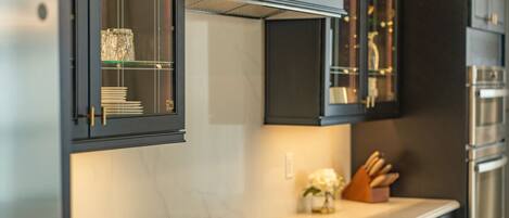 冷蔵庫、電子レンジ、オーブン、コンロ