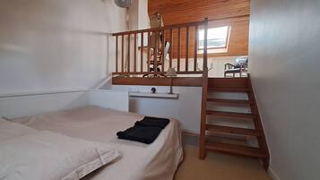 4 slaapkamers, een bureau, een strijkplank/strijkijzer, wifi