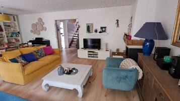 Een computerscherm en een printer