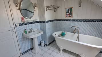 Een bad, een haardroger, handdoeken, zeep