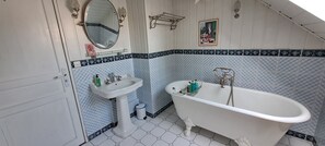 Baignoire, sèche-cheveux, serviettes fournies, savon