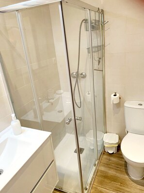Douche, serviettes fournies