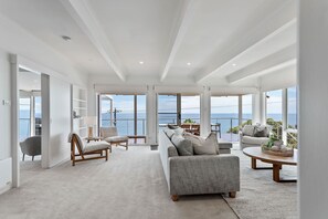 Télévision, cheminée, chaîne hi-fi, espaces bureaux