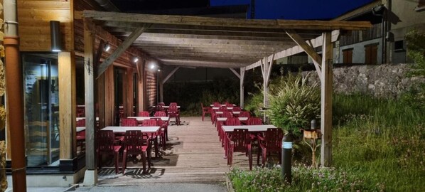 تناول الطعام بالخارج