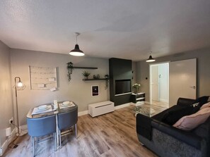 Deluxe Apartment, Ensuite, Garden View (2 bed 1 bath apartment) | Lounge - Park View Garden Apartment (Redhill)