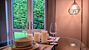 Una mesa de comedor con velas, una copa de vino y un candelabro.