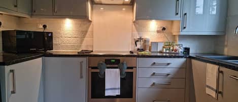 豪華公寓, 獨立浴室, 花園景 (2 bed 1 bath apartment) | 共用廚房