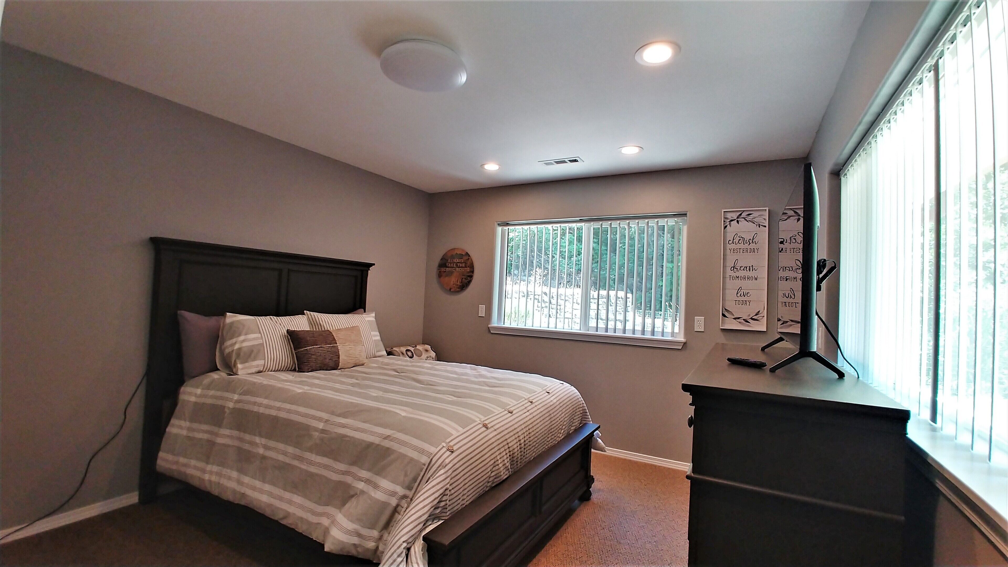 4 soverom, skrivebord, strykejern/-brett og reiseseng for barn