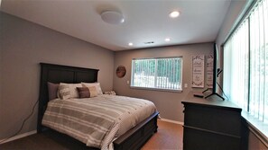 4 chambres, bureau, fer et planche à repasser, lit parapluie