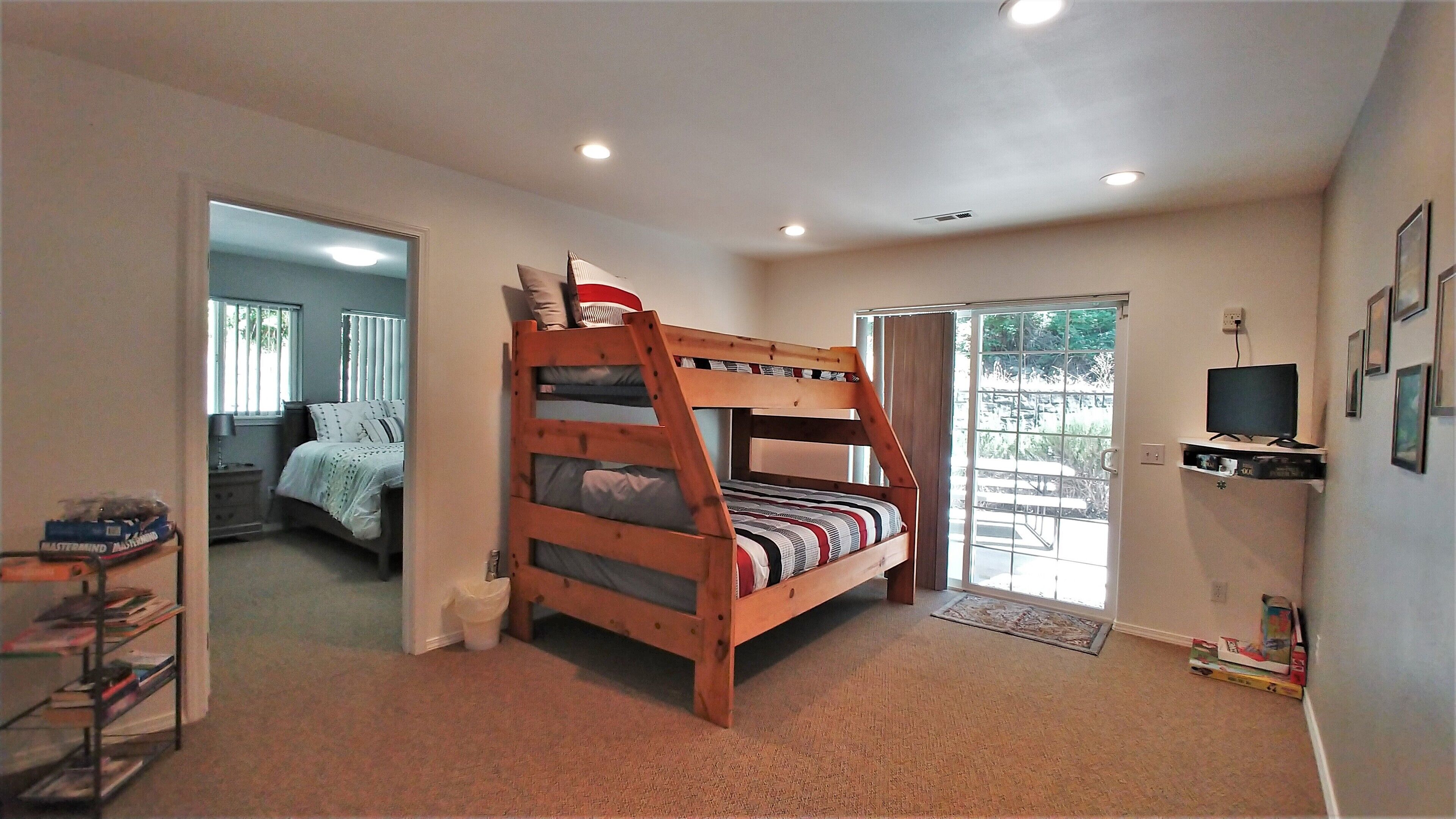 4 habitaciones, escritorio y tabla de planchar con plancha 