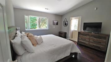 4 bedrooms, desk, iron/ironing board, travel crib