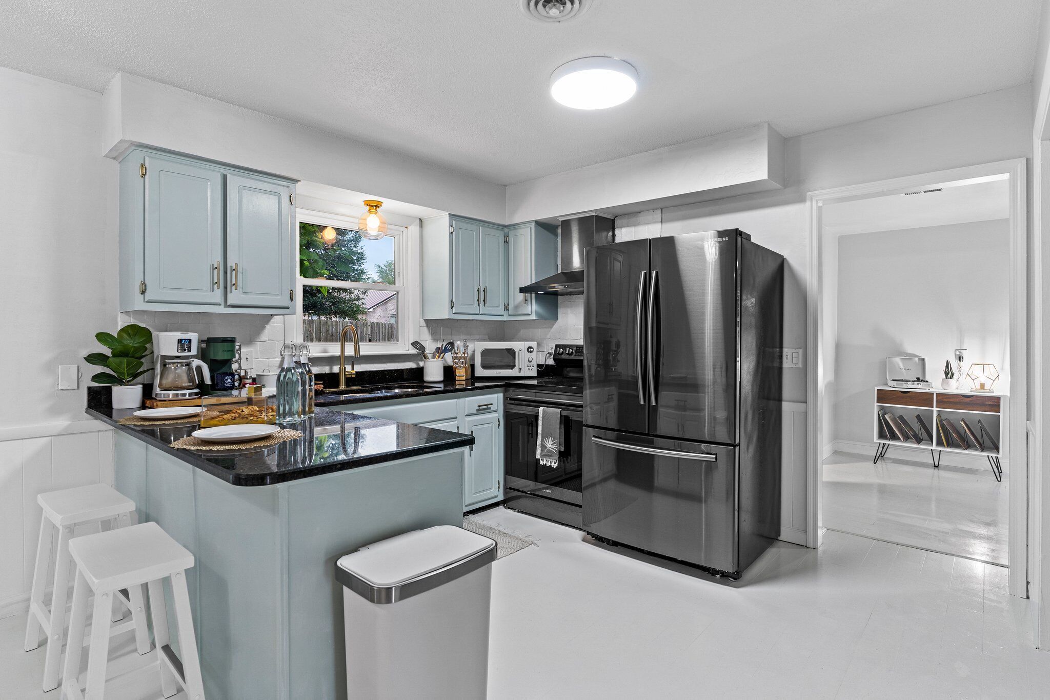 冷蔵庫、電子レンジ、オーブン、コンロ