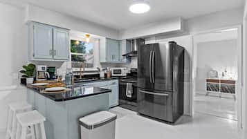 Refrigerador, microondas, horno y parrilla de estufa