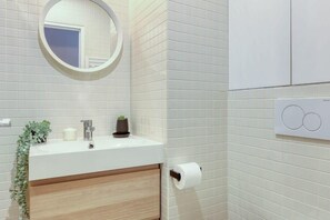 Shower, hair dryer, towels - Charming studio in a Courtyard-Montmartre (6) (Paris)