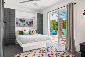 3 habitaciones, escritorio y tabla de planchar con plancha