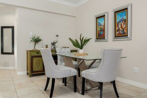 Appartement luxueux | Repas dans la chambre