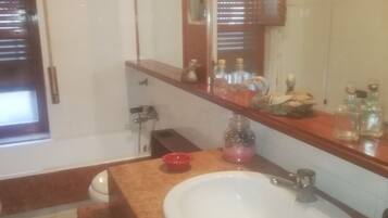 Combinazione doccia/vasca, asciugacapelli, bidet, sapone