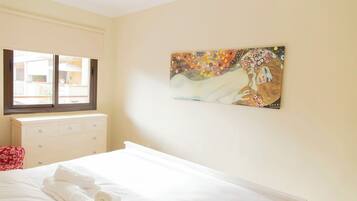 2 slaapkamers, een strijkplank/strijkijzer, gratis wifi, beddengoed