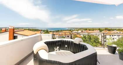 Cozy condo with a rooftop and Jacuzzi